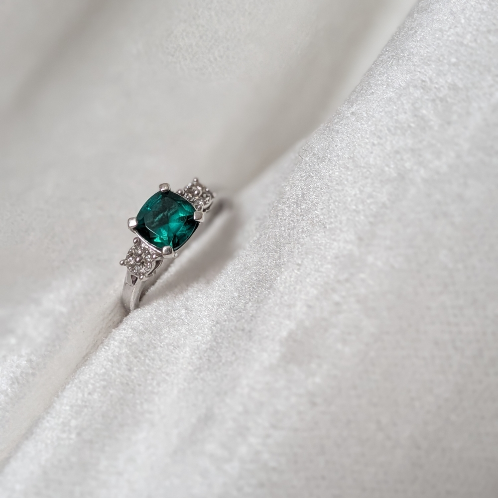 Emerald And Diamond White Gold Ring - Picture 8 of 13
